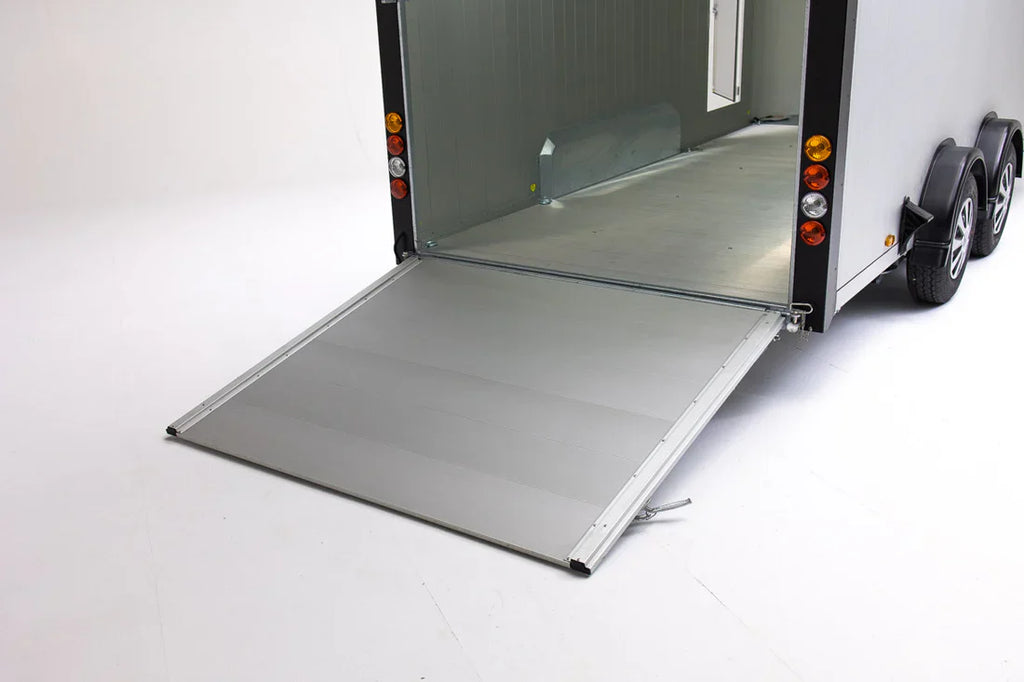 Remolque cerrado de aluminio y fibra 490x177x180cm estado nuevo
